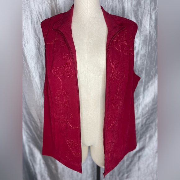 City Blues by Koret red suede vest zip up- great for that Christmas party❤️ - Picture 11 of 12